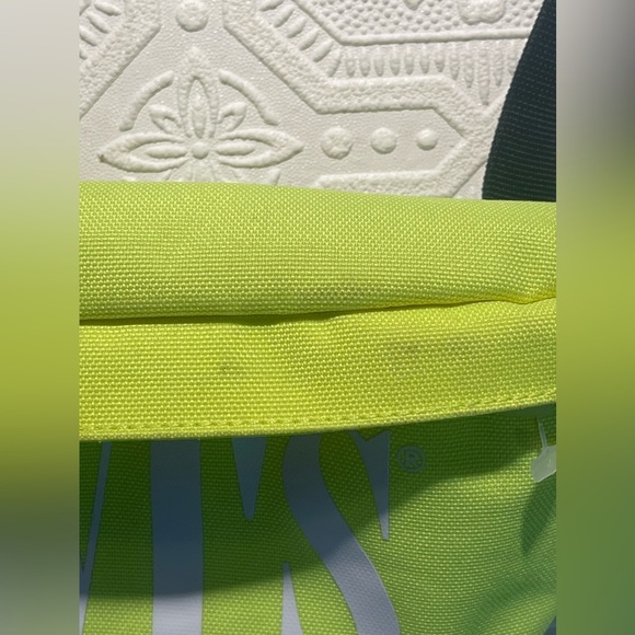 Levi’s Crossbody Bag in Neon Yellow NWT but has small markings from storage - Picture 7 of 10